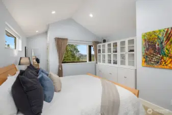 Vaulted ceilings in primary w/ cover deck