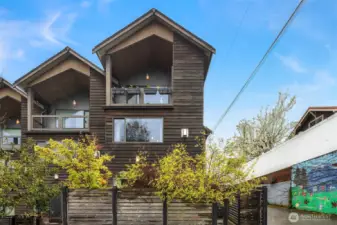 Green Built, end unit 3 bed/2.5 bath townhome in the heart of Bryant/UW area. Walk to restaurants and shopping. Views of the City and Lake.