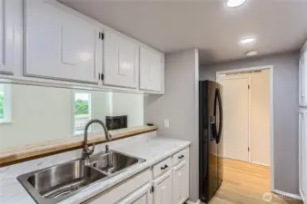 Double sink with disposal