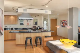 Great kitchen with breakfast bar
