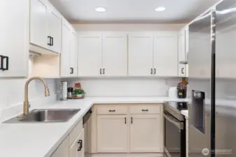 Great Kitchen! Brand new Samsung appliances