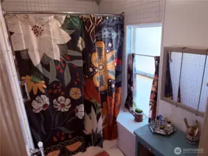 Great Space with additional vanity space