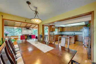 Entertaining friendly kitchen and dining area