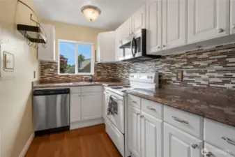 Updated Kitchen, new vinyl windows, new dishwasher