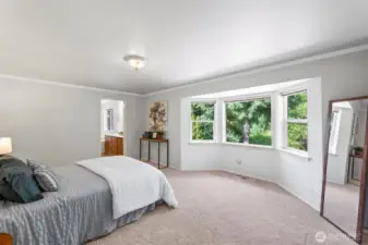 Large primary with bay window!