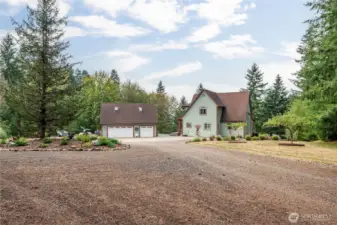 Driving home really could be this good!  Lots of room for Parking, and easy access around the landscaped circular turn-around