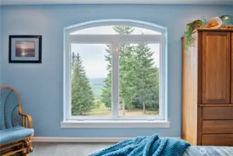 If you're the kind who takes a little bit to wake up (or likes to sit on the side of the bed for a few) ..... You're LUCKY!  That window was placed to perfection!