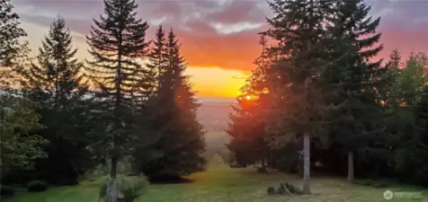 Disclaimer:  the Photographer wasn't there at sunset - but the Sellers are there and see this a LOT ... and we just wanted to leave it here for you :)