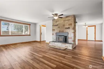 Large living room w/ wood fireplace