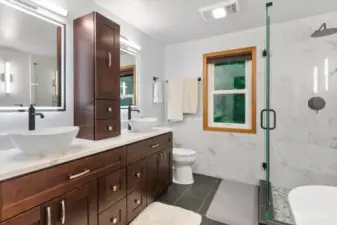 updated primary en-suite bathroom