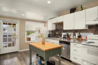 access to back patio through kitchen