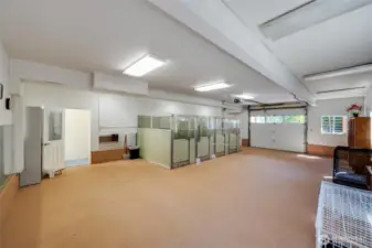 Large garages/sheds and flex spaces. Dog kennels, dog runs and yards.