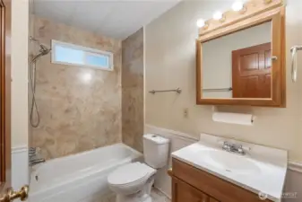 Secondary bathroom for guests.