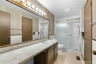 Main bathroom with access to primary bedroom