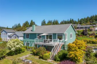 Stairway from the upper deck for convenient access to the backyard!