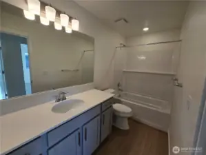 Upstairs Full Bathroom
