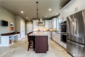 Large Kitchen with bonus workspace and built in pantry