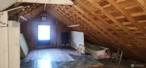 Untapped expansive upstairs area