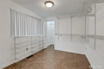 MB Huge Walk-in closet