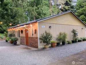 Charming low maintenance entry