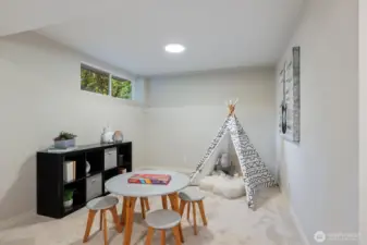 Alcove for play area or den/office (could be walled in for privacy/separation from main room)
