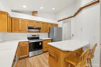 Roomy kitchen w/brand new stove