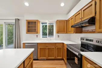 Spacious kitchen w/peninsula providing extra counter space