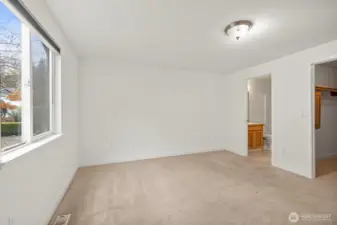 Primary bedroom w/full bath & walk in closet