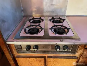 Propane gas range with pilot light operation