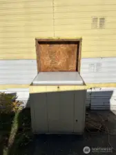 Box contains freezer that stays