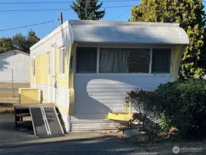 All vinyl windows throughout