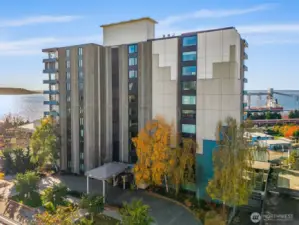 Harbor House is one of Lower Queen Anne’s classic “sit-on-the-water” condo buildings.