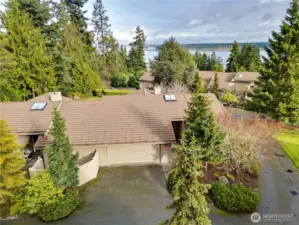 63-1 Bluffs Lane is a duplex-style condo (one shared wall) located in the community of Kala Point.