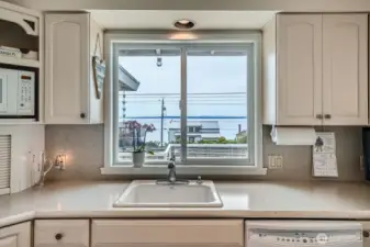 Imagine washing dishes with this view!