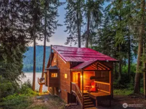 Twilight magic – the front view of this Alpine Lake Escape with Fish Lake as your stunning backdrop.