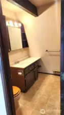 Main bath with tub/shower