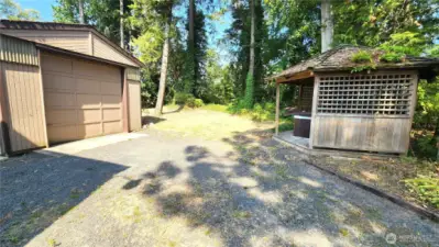 Garage & gazebo
