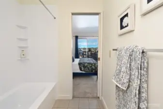 Separate tub/shower room