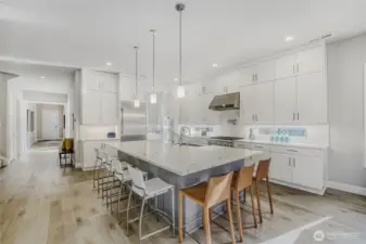 The expansive island features wrap-around seating for seven, ideal for cooking, casual dining, and effortless entertaining.