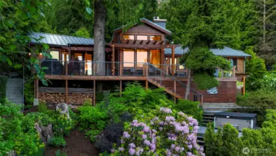 LAKESIDE: An Exceptional Home in a Spectacular Setting