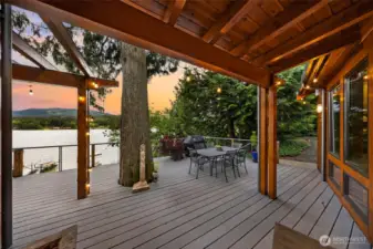 Smooth trex decking is the perfect low-maintenance material for barefoot adventures or low-key days.