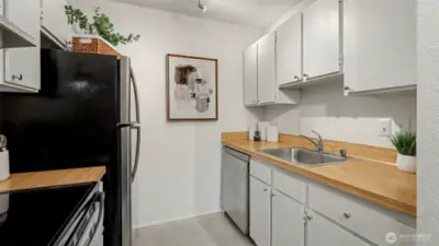 Beautiful kitchen with stainless steel appliance!
