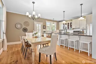 Stunning dining room an kitchen