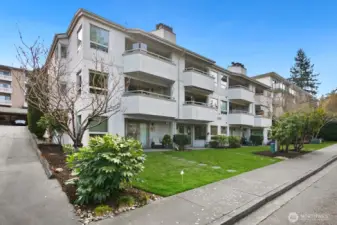 Excellent top floor unit located a few blocks from downtown Edmonds