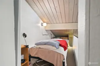 Extra sleep/storage area off loft