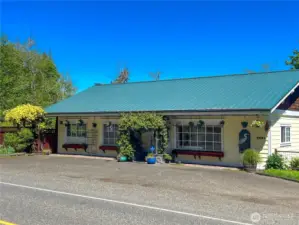 Excellent frontage and exposure on Oak Bay Road!