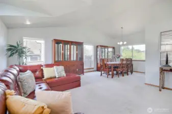 Entertainment size living and dining room