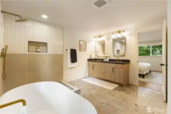 Gorgeous ensuite - shower enclosure now intstalled!