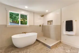 Gorgeous ensuite - shower enclosure now intstalled!