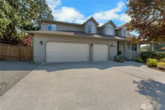 Large Driveway with plenty of parking and room for an RV or Boat.